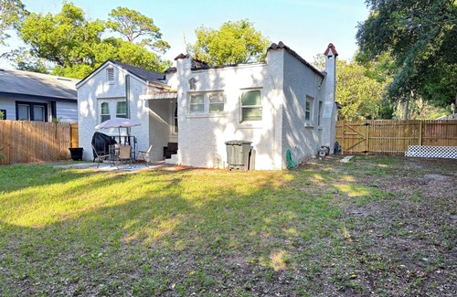 Brentwood House | Charming 2-bedroom house in welcoming Jacksonville with WiFi, Laundry, Sunroom