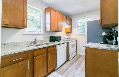 Lakeshore South House | Charming 2-bedroom house in fantastic Jacksonville with WiFi, AC