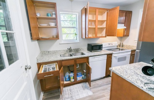 Lakeshore South House | Charming 2-bedroom house in fantastic Jacksonville with WiFi, AC