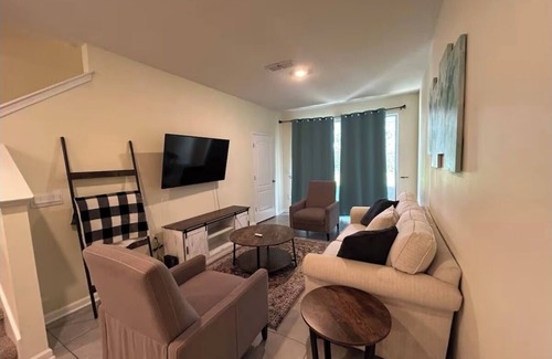 Arlington House | Charming 2-bedroom townhome with AC, WiFi in peaceful Jacksonville