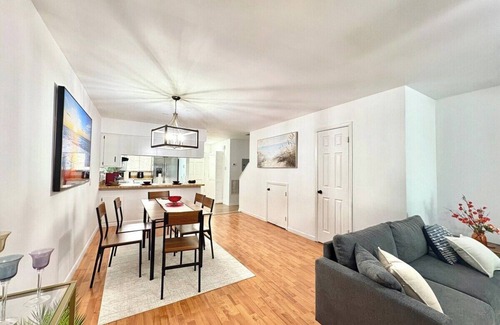 Southside House | Charming 2-bedroom townhome with AC, WiFi in lovely Jacksonville