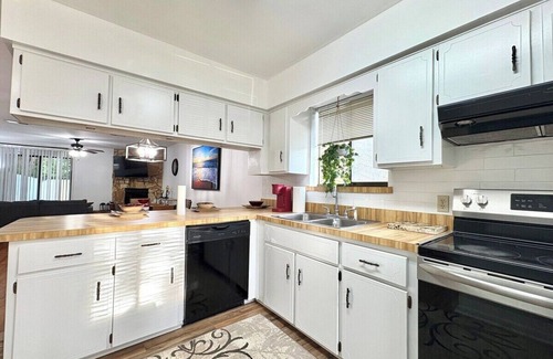 Southside House | Charming 2-bedroom townhome with AC, WiFi in lovely Jacksonville