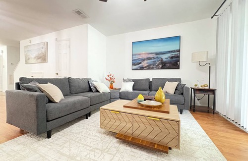 Southside House | Charming 2-bedroom townhome with AC, WiFi in lovely Jacksonville