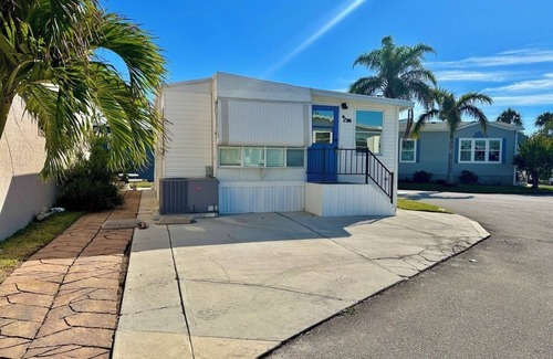 Nettles Island House | Charming 2-bedroom, 2-bathroom home is located on Nettles Island