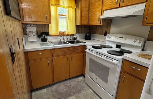 Jonesborough House | Charming 2-bedroom house with WiFi, AC in excellent Jonesborough