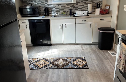 Keego Harbor Apartment | Charming 2-bedroom apartment with AC, WiFi in Pleasant Keego Harbor