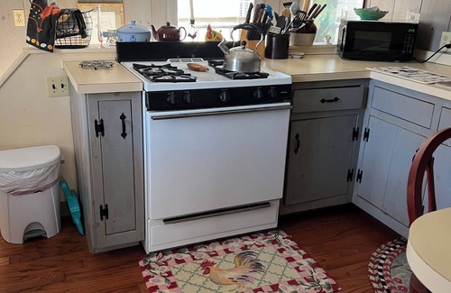 Killingworth Cottage | Charming 2-bedroom farm cottage in quiet Killingworth neighborhood