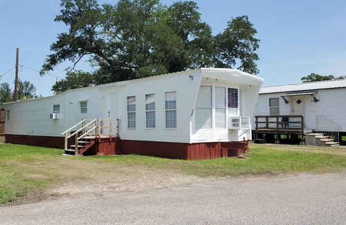 Lake Charles House | Charming 2-bedroom Mobile Home in Lake Charles with WiFi, Jaccuzy, Washer/Dryer