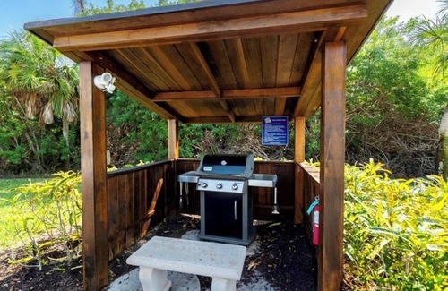 Longboat Key Condo | Charming 2-bedroom condo in marvelous Longboat Key with WiFi, AC.
