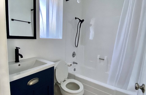 Northridge Cottage | Charming 2 bedroom 2 bath in Sherwood Forest