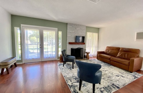 Northridge Cottage | Charming 2 bedroom 2 bath in Sherwood Forest
