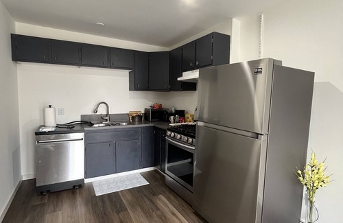 Palms House | Charming 2-Bedroom Guesthouse, Private, fully fenced Backyard, near Culver City!