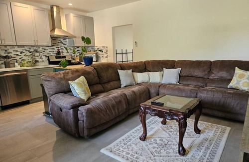 Granada Hills South House | Charming 2-bedroom house in Granada Hill- Los Angeles