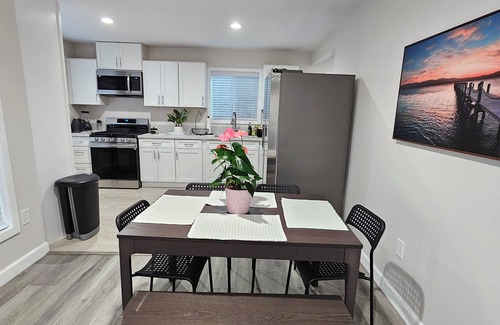 West Los Angeles House | Charming 2-bedroom house in peaceful neighborhood ✨️