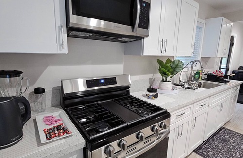 West Los Angeles House | Charming 2-bedroom house in peaceful neighborhood ✨️