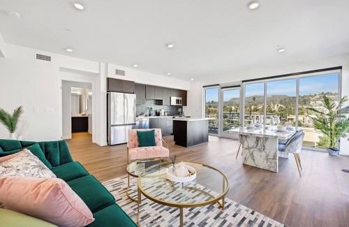 Hollywood Hotel | Charming 2-bedroom in Hollywood with Hollywood Sign View