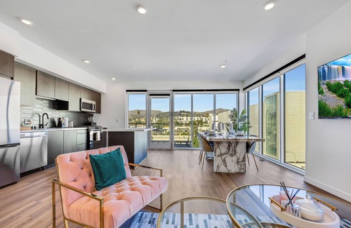 Hollywood Hotel | Charming 2-bedroom in Hollywood with Hollywood Sign View