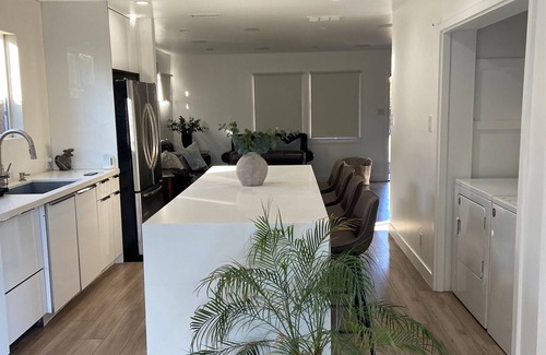 Tarzana House | Charming 2-bedroom house in the heart of Tarzana located near the 101 freeway