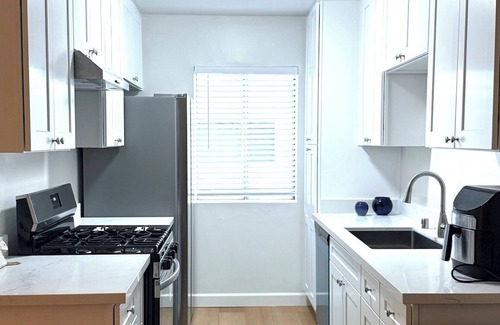 East Hollywood Apartment | Charming 2-bedroom apartment with WiFi, AC in lovely Los Angeles