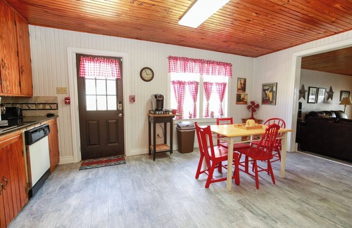 Marble Falls Cottage | Charming 2-bedroom cottage with AC, WiFi in Marble Falls