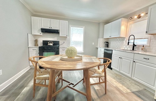 Marlborough House | Charming 2-bedroom flex 3br house with WiFi, AC in superb Marlborough
