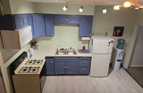 McKees Rocks House | Charming 2-bedroom townhome in blue collar McKees Rocks with AC