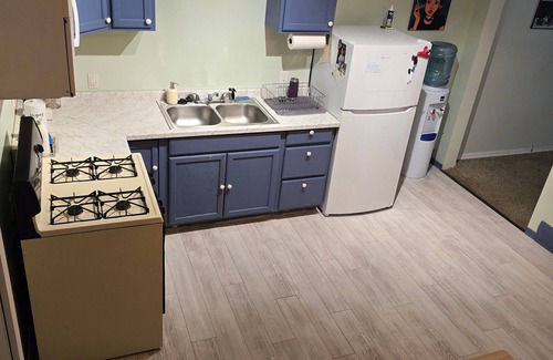 McKees Rocks House | Charming 2-bedroom townhome in blue collar McKees Rocks with AC