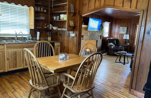 Mount Vernon House | Charming 2 bedroom cabin on private pond!