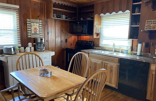 Mount Vernon House | Charming 2 bedroom cabin on private pond!