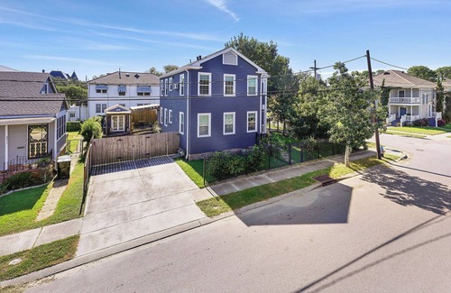 Leonidas House | Charming 2-bedroom house with WiFi, AC in lively New Orleans