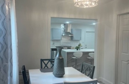 North Miami House | Charming 2-bedroom house in delightful North Miami with WiFi, fitness room
