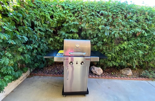 Palm Springs Condo | Charming 2-bedroom condo in enchanting Palm Springs with AC, WiFi, Pool. Gym