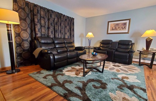 Palos Hills Apartment | Charming 2-Bedroom Apt. King Bed, Desk, Fast WiFi, A/C, Near Hospitals