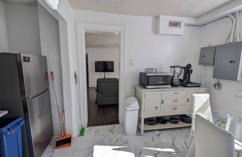 Germantown Apartment | Charming 2-bedroom apartment w/WiFi, AC in phenomenal Germantown, Philadelphia
