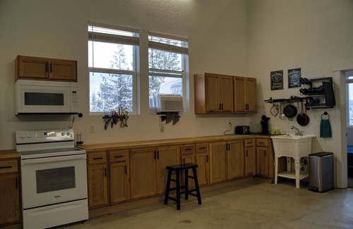 St. Maries House | Charming 2-bedroom barn in Saint Maries with AC, fitness room, WiFi