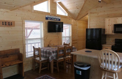Salyersville Cabin | Charming 2-bedroom cabin + loft in fabulous Salyersville with AC and WiFi