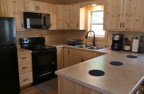 Salyersville Cabin | Charming 2-bedroom cabin + loft in fabulous Salyersville with AC and WiFi