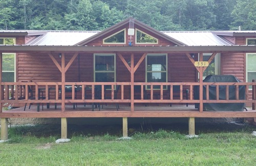 Salyersville Cabin | Charming 2-bedroom cabin + loft in fabulous Salyersville with AC and WiFi