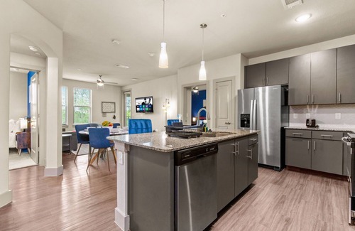 Southside Apartment | Charming 2-bedroom Stylish Lux Condo: Balcony, Pool, Parking 3220nn