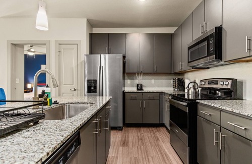 Southside Apartment | Charming 2-bedroom Stylish Lux Condo: Balcony, Pool, Parking 3220nn