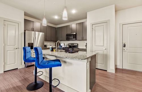 Southside Apartment | Charming 2-bedroom Stylish Lux Condo: Balcony, Pool, Parking 3220nn