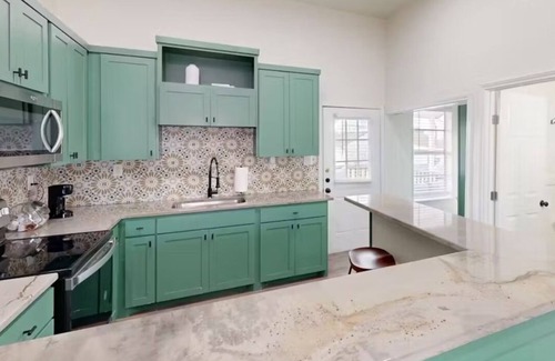 Mahncke Park House | Charming 2-bedroom house near Botanical Gardens with Wi-Fi and Private Yard