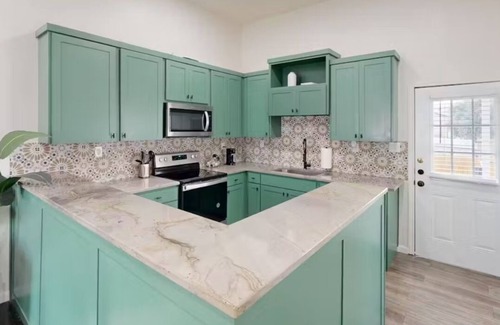 Mahncke Park House | Charming 2-bedroom house near Botanical Gardens with Wi-Fi and Private Yard