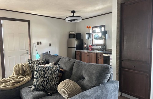 Sandersville Cottage | Charming 2-bedroom tiny country house conviently located near BOK HOMA CASINO!