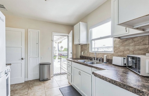 Harbor Apartment | Charming 2-bedroom Apt with WFH Desk + Free Parking