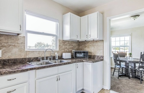 Harbor Apartment | Charming 2-bedroom Apt with WFH Desk + Free Parking