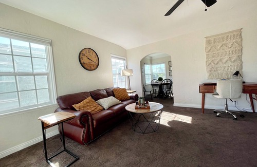 Harbor Apartment | Charming 2-bedroom Apt with WFH Desk + Free Parking