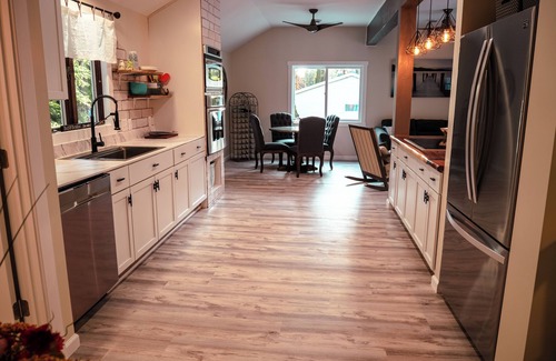 Ferrysburg Cottage | Charming 2-bedroom cottage with WiFi, AC in Spring Lake