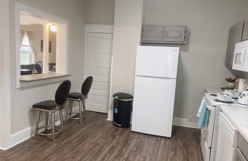 Springfield House | Charming 2-bedroom house with WiFi, AC in awesome Springfield