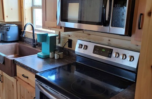 Bluff Dale Cabin | Charming 2-bedroom cabin with Wi-Fi, AC in amazing Morgan Mills, Texas